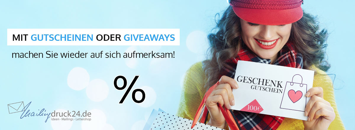 Frau freut sich über einen 100 Euro Geschenk-Gutschein. Mit Gutscheinen oder Giveaways machen Sie wieder auf sich aufmerksam!