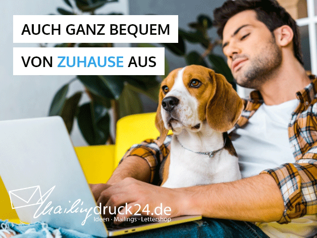 Man sitzt mit seinem Hund vor dem Laptop und bestellt bei mailingdruck24.de